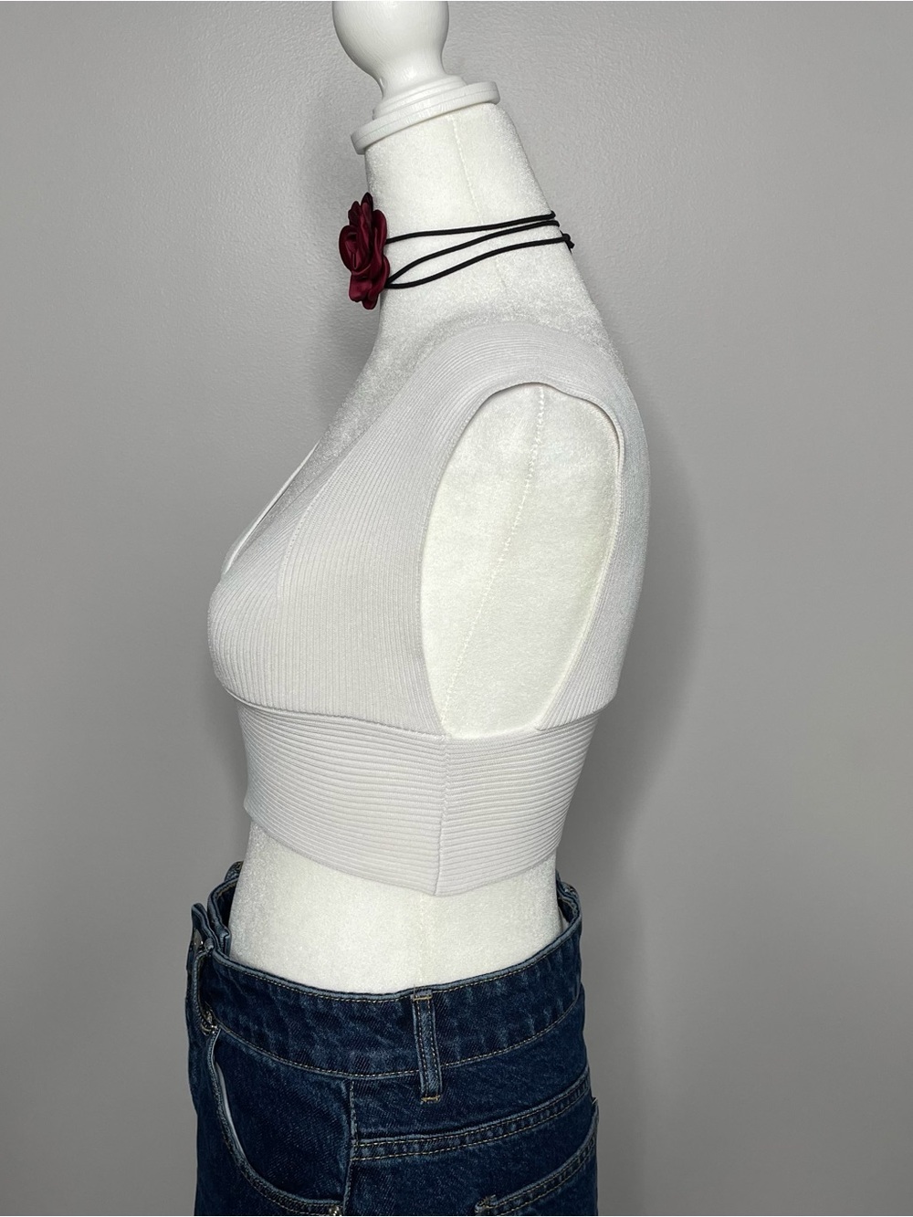 Missguided White Ribbed Cropped V-Neck Tank - Picture 3 of 7